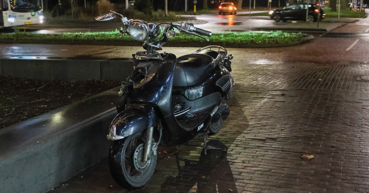 Scooterrijder raakt gewond bij aanrijding met auto op veelbesproken kruispunt in Deventer