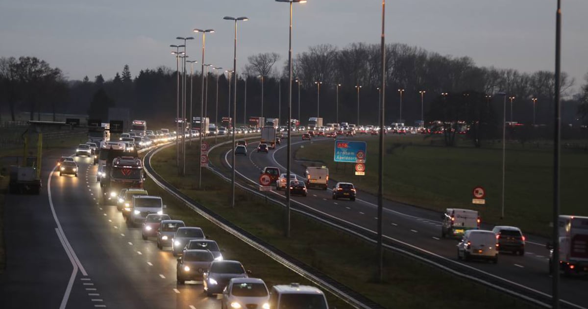 Meerdere gaten in de weg na vorstschade: rijstrook op A50 bij Emst komende dagen dicht