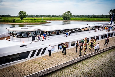 Paniek bij cruiseschip in Doesburg: passagier valt in smalle opening, chef-kok duikt erachteraan