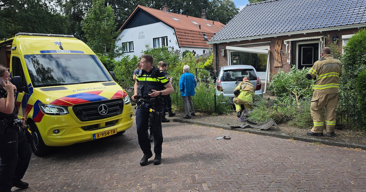 Auto ramt woning in Renkum, flinke schade aan huis