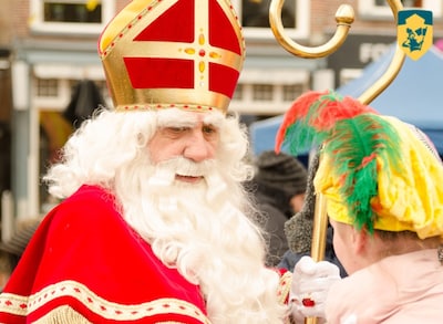Goedheiligman zet zaterdag voet aan wal in Steenwijk