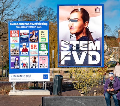 Verkiezingsdoeken in Zwolle ‘stukgesneden met messen of scharen’: vervangen kost 100 euro per stuk