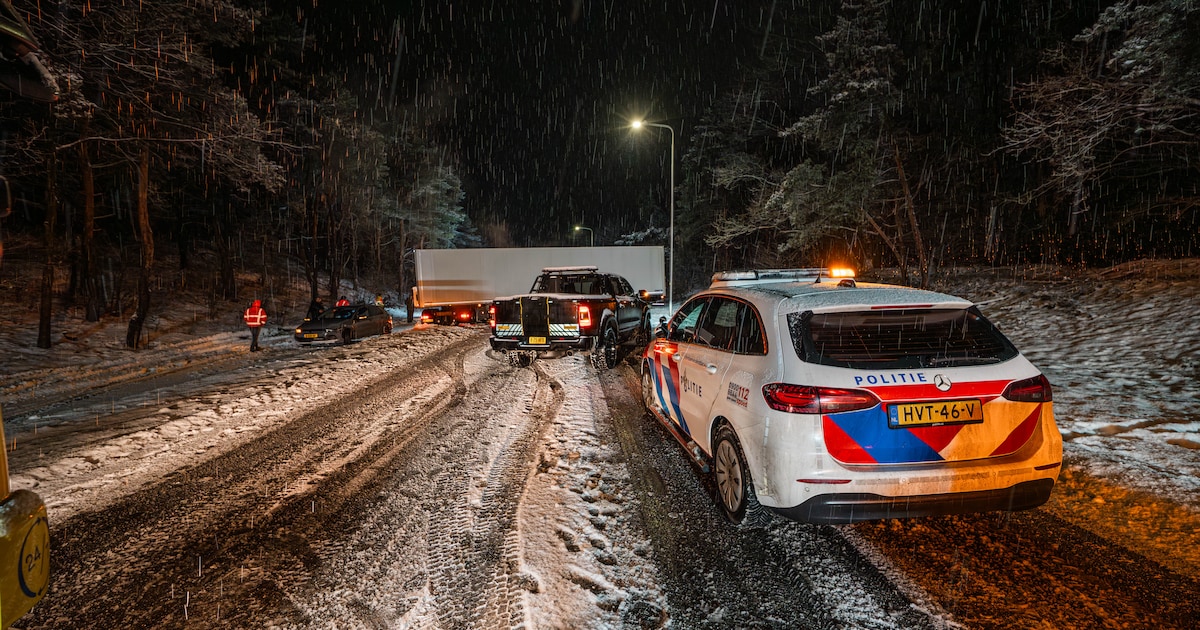 Vrachtwagen begint te scharen en raakt auto: inzittenden met de schrik vrij