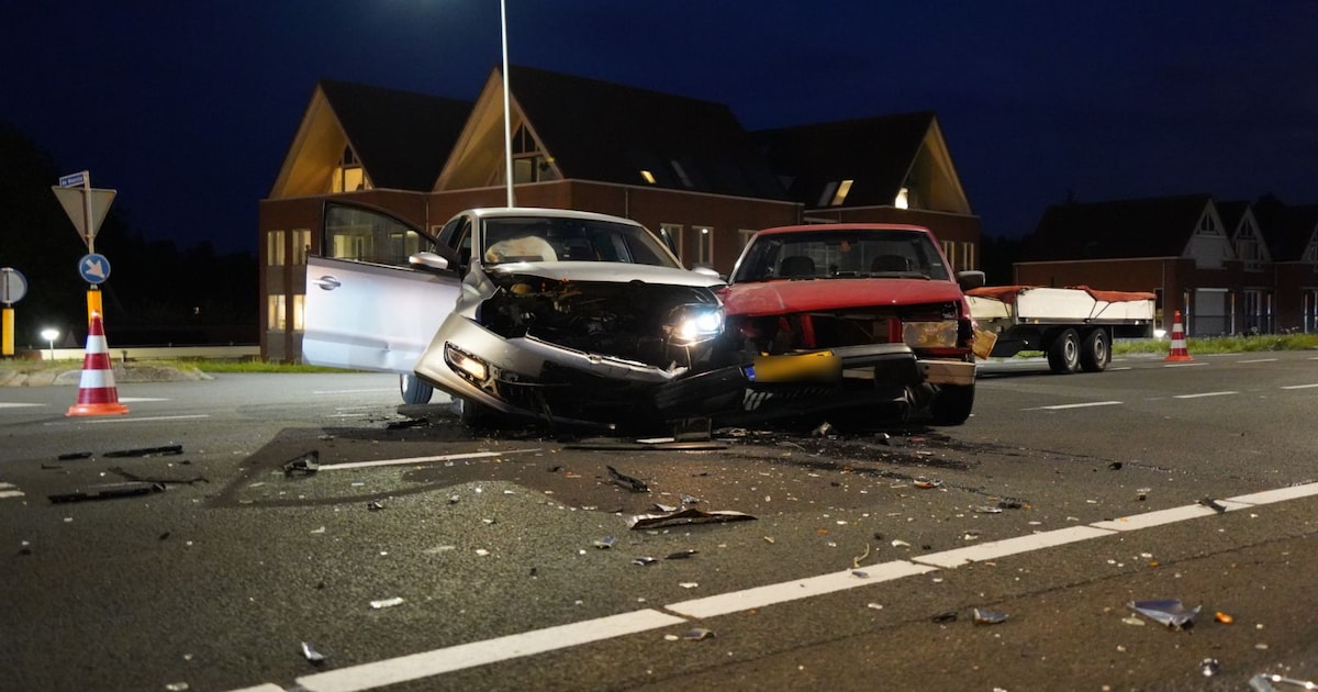 Forse schade na botsing tussen twee auto’s in Olst.