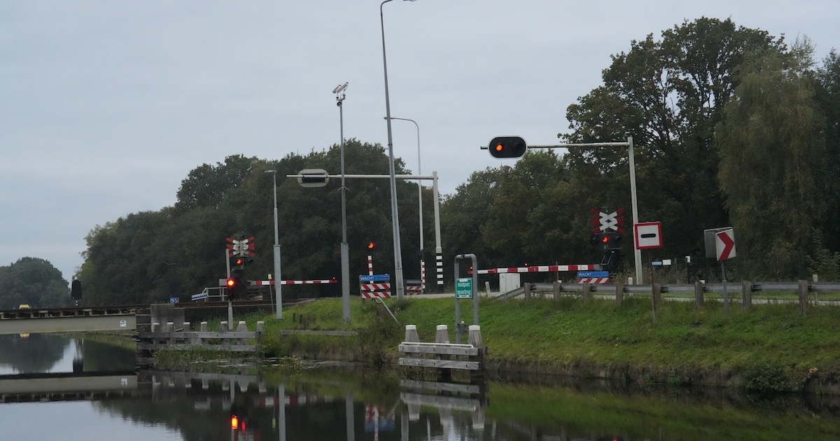 Weg dicht en geen treinen door aanrijding in Meppel.