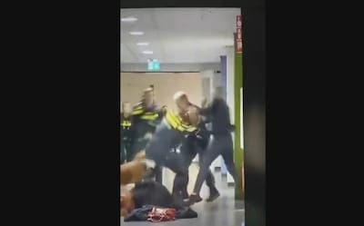 Hardhandig optreden politie tegen zwangere vrouw zorgt internationaal voor ophef