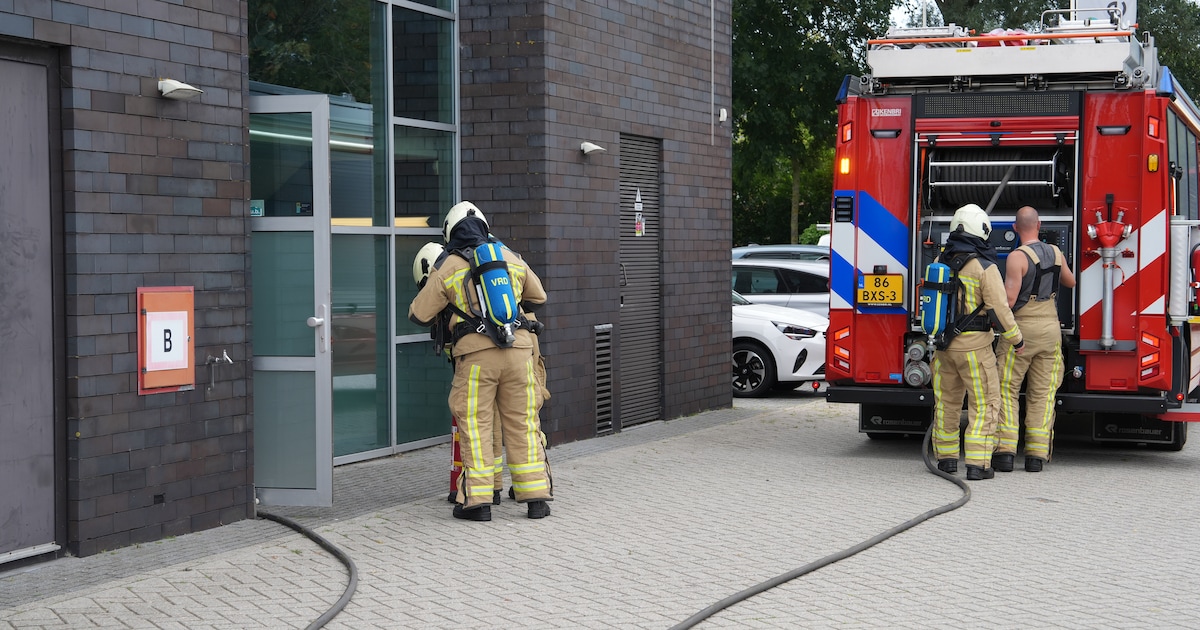 Tientallen mensen op straat na rookontwikkeling in kantoorpand in Meppel