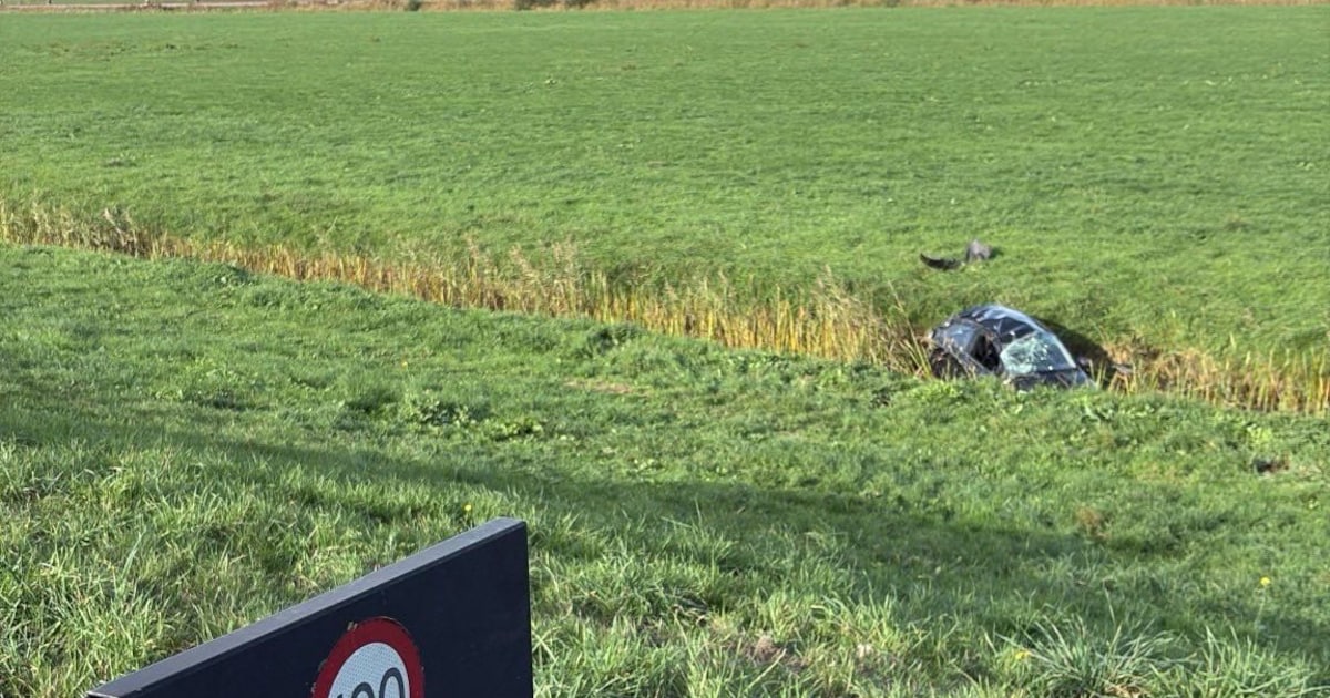 Auto raakt van de weg bij knooppunt Hattemerbroek en eindigt in de sloot
