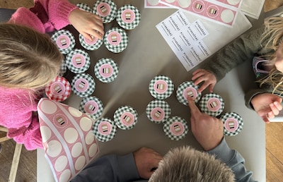 Rudi maakt potten vol met pindakaas in eigen keuken: 'Het doel is een stuk of duizend'