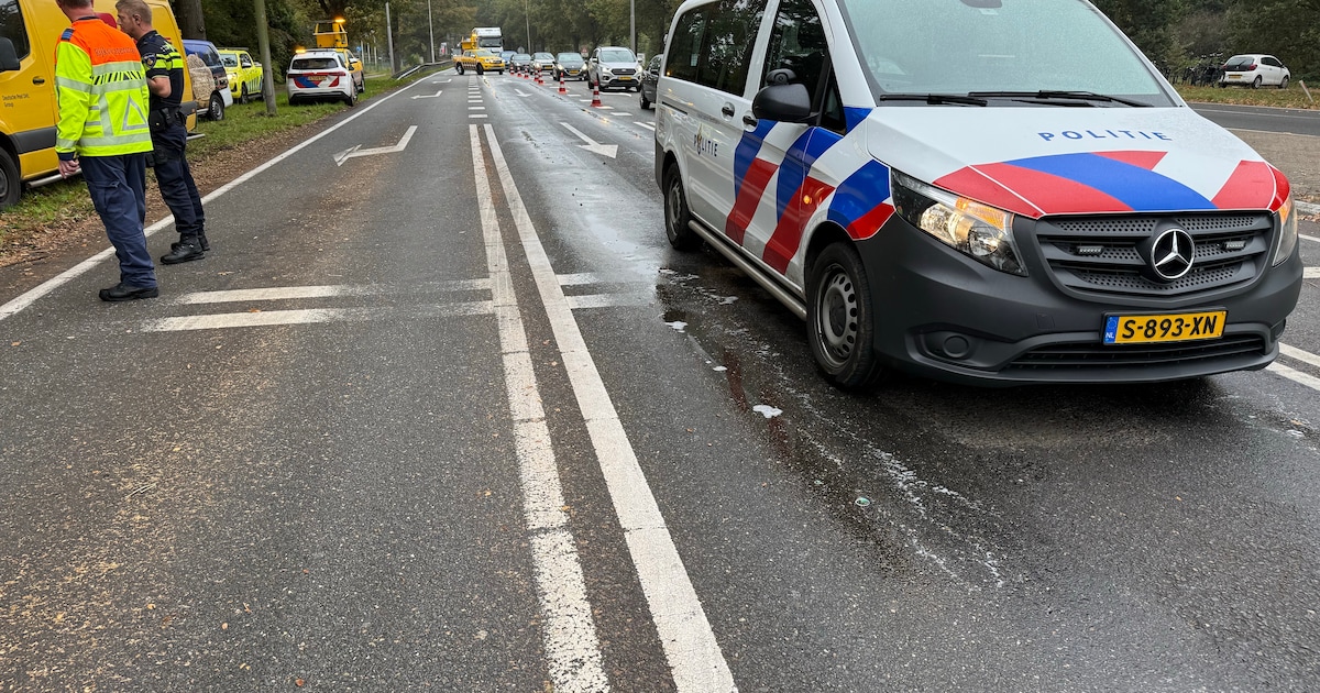 Botsende busjes zorgen voor oliespoor en file tussen Heino en Raalte