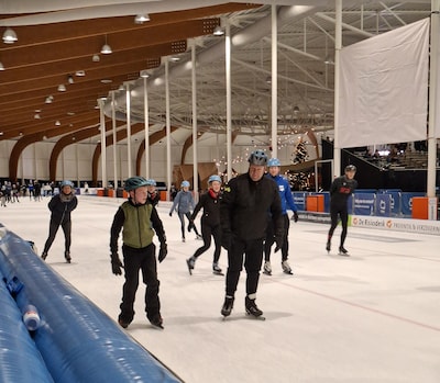 IJsclub Nooitgedacht trapt winterseizoen dit keer af met reisje naar Leeuwarden