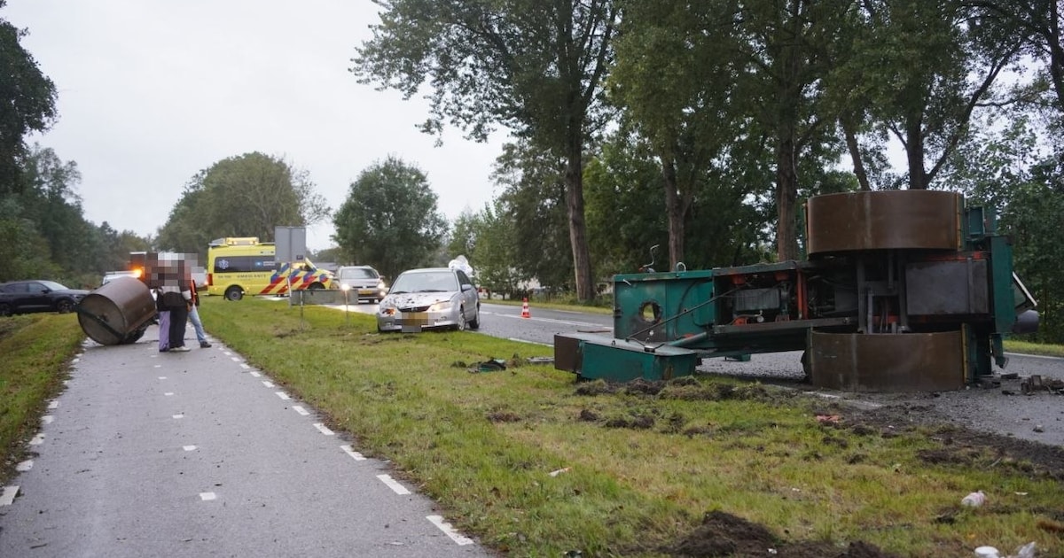 Wals valt van aanhanger en ramt auto in Wanneperveen