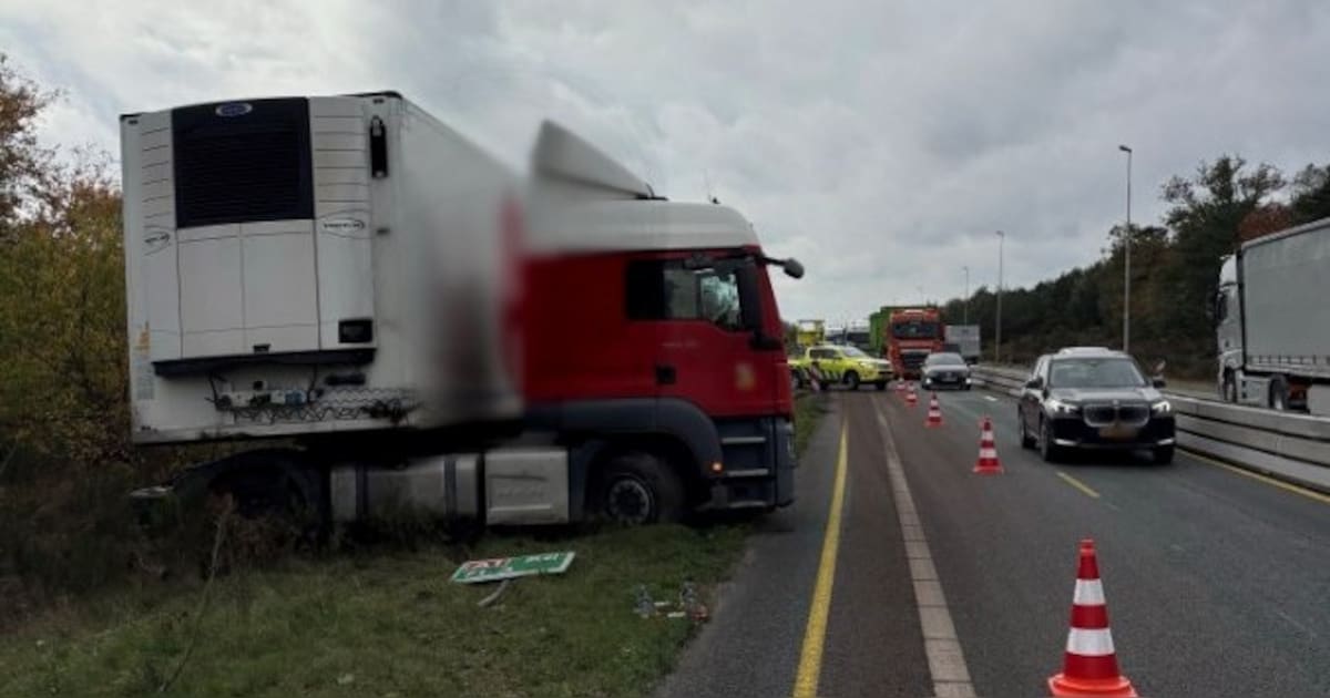 Geschaarde vrachtwagen op A1 bij Stroe zorgt urenlang voor flinke vertraging, weg is weer vrij