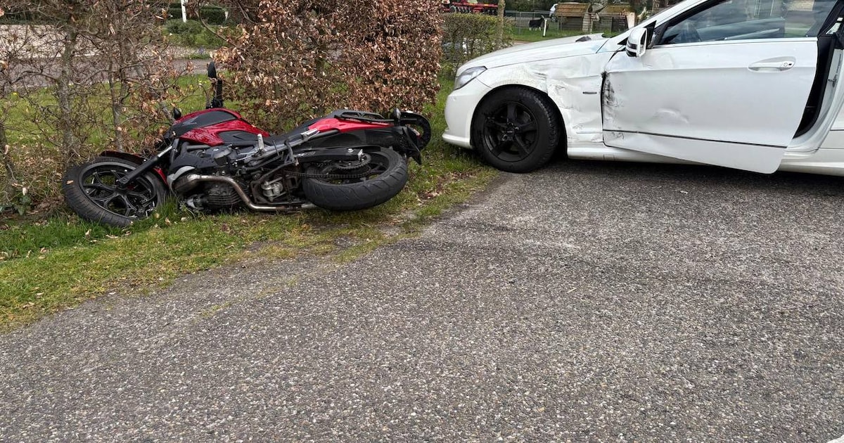 Motorrijder gewond bij botsing met afslaande auto in Dedemsvaart