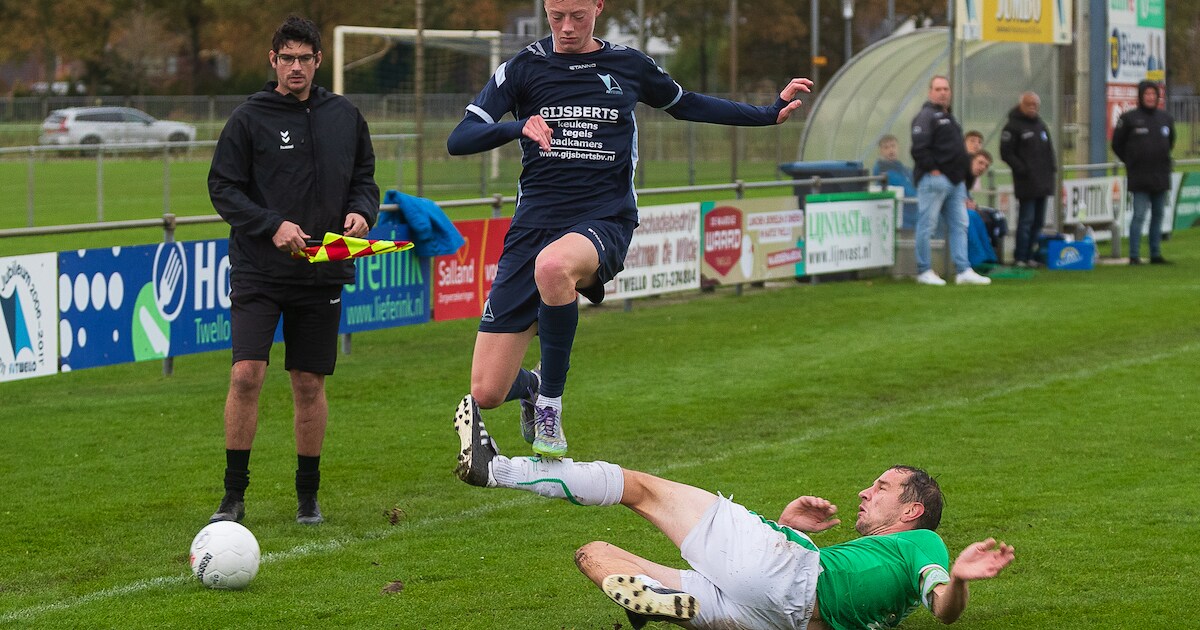 Voor benjamin Justin Beunk (17) zit zijn derde treffer voor Twello er ...
