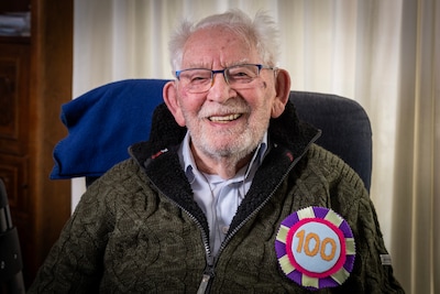 Jan (100) moest onderduiken op een boerderij en ontmoette daar zijn grote liefde: ‘Ik gaf haar een d