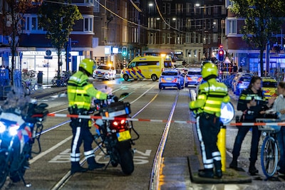 Gewonde na val uit raam Jan Evertsenstraat in Amsterdam