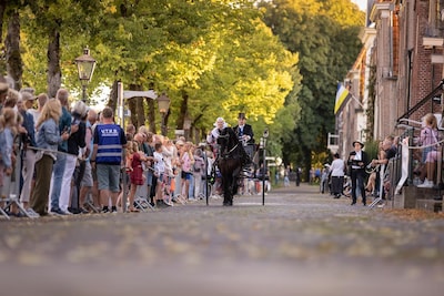 Ringrijderij komt terug: ruiters trekken door Blokzijl en strijden om de winst