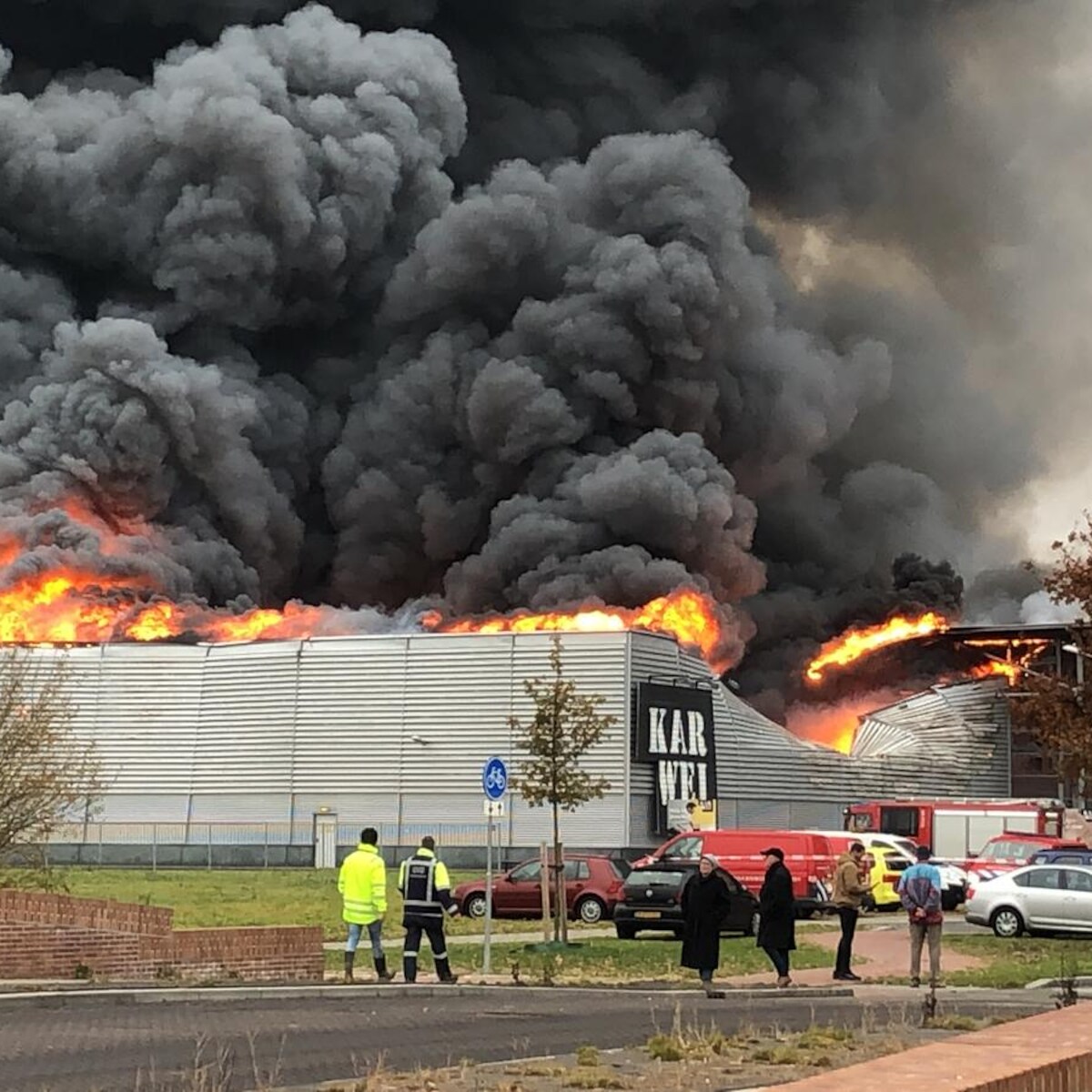 bij-de-brand-komen-enorme-rookwolken-vrij