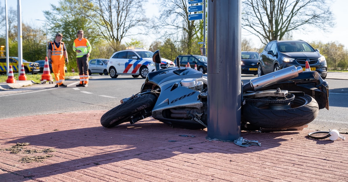 Motor botst hard tegen paal op rotonde in Brummen, bestuurder gewond