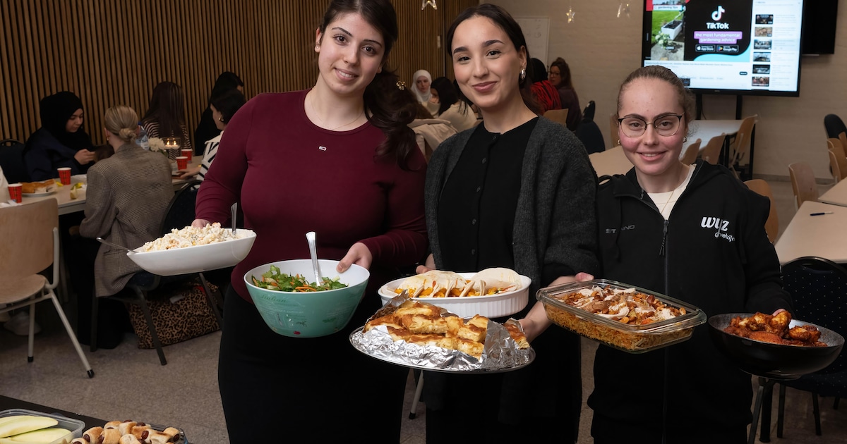Twintig jonge meiden schuiven aan bij iftar in Raalte: ‘Er is echt verbinding ontstaan’