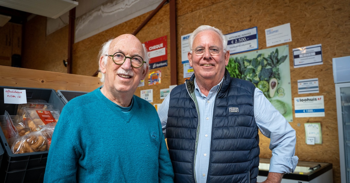 Johan (72) kende de voedselbank niet, nu staat hij tussen kratten afbakbroodjes: ‘Prachtig om te zie