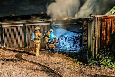 Garagebox met auto volledig uitgebrand aan Zwaluwenstraat, politie onderzoekt brandstichting