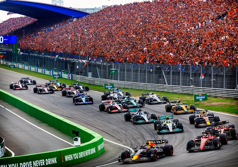 Max Verstappen komt voor het oog van een oranje massa als eerste de bocht door tijdens de Dutch GP van vorig jaar.