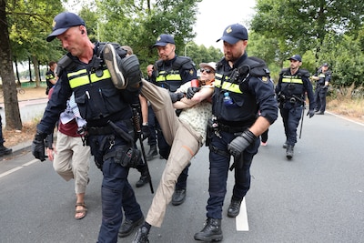 قامت حركة Extinction Rebellion مرة أخرى بإغلاق الطريق السريع A12 في لاهاي على الرغم من وقوع حادث مميت خلال احتجاج أحد المزارعين.