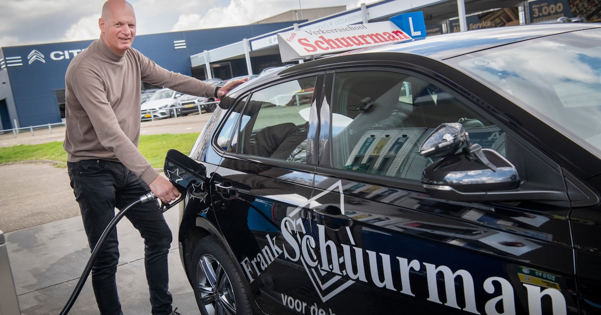 Duurdere rijles door stijgende brandstofprijs: ‘Ik ben 50 euro per week extra kwijt...’