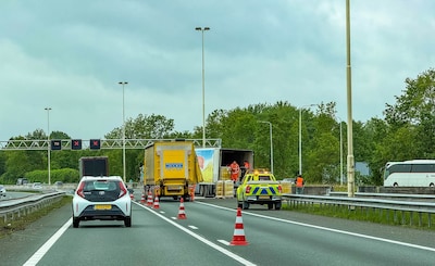 Ongeluk met vrachtwagen op A28, één rijstrook dicht