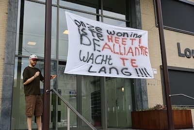 Huurders wooncomplex in Almere zijn hitte zat: ‘Er zijn maanden dat ik niet eens thuis kan slapen’