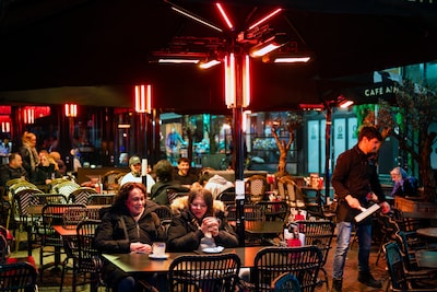 Waarom Arnhemse terrassen tóch massaal blijven stoken: ‘De terrassen zonder heaters blijven leeg’