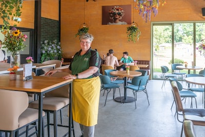 Nieuw paviljoen bij zwemplas Overbos richt zich ook op gasten van buiten: ‘Vathorsters ontdekken ons