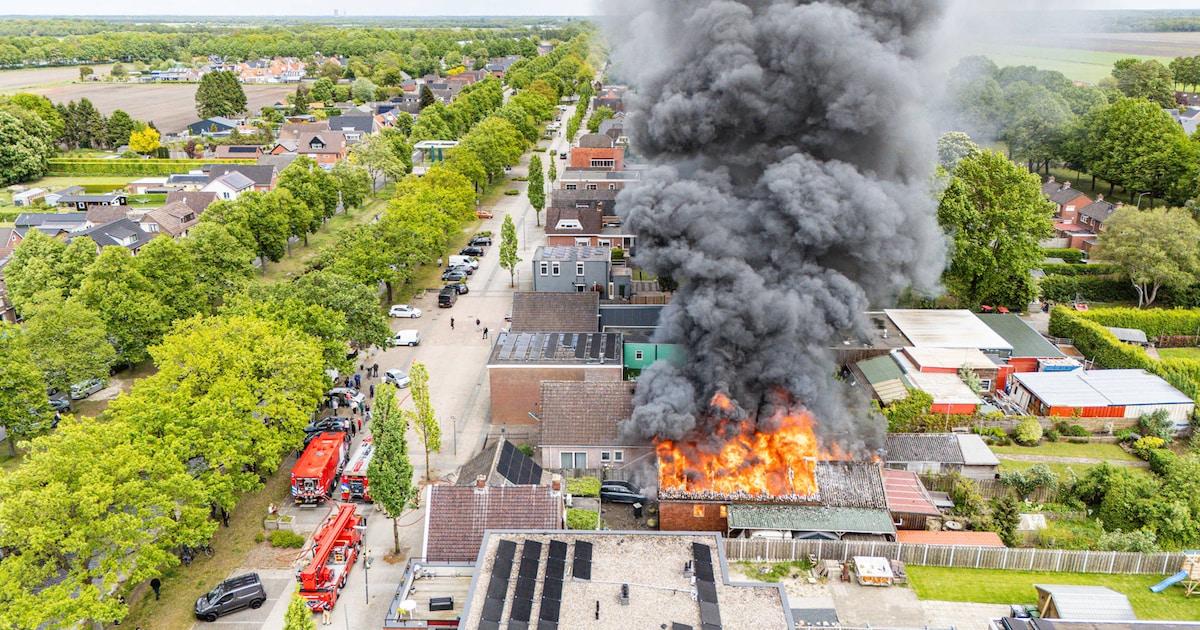 Metershoge vlammen slaan uit schuur in Zwartemeer