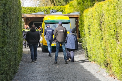 Inval bij woning Jamy van Etten in Apeldoorn: gasdrukwapens in beslag genomen