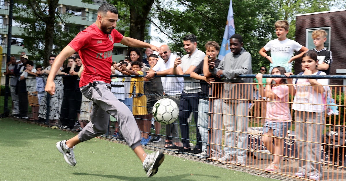 Kinderen gaan uit hun dak als bekendste straatvoetballer van Nederland in Apeldoorn opduikt