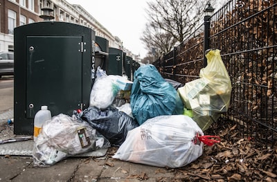 Voor een boete voor een verkeerd geplaatste vuilniszak gaat ze naar de hoogste rechter