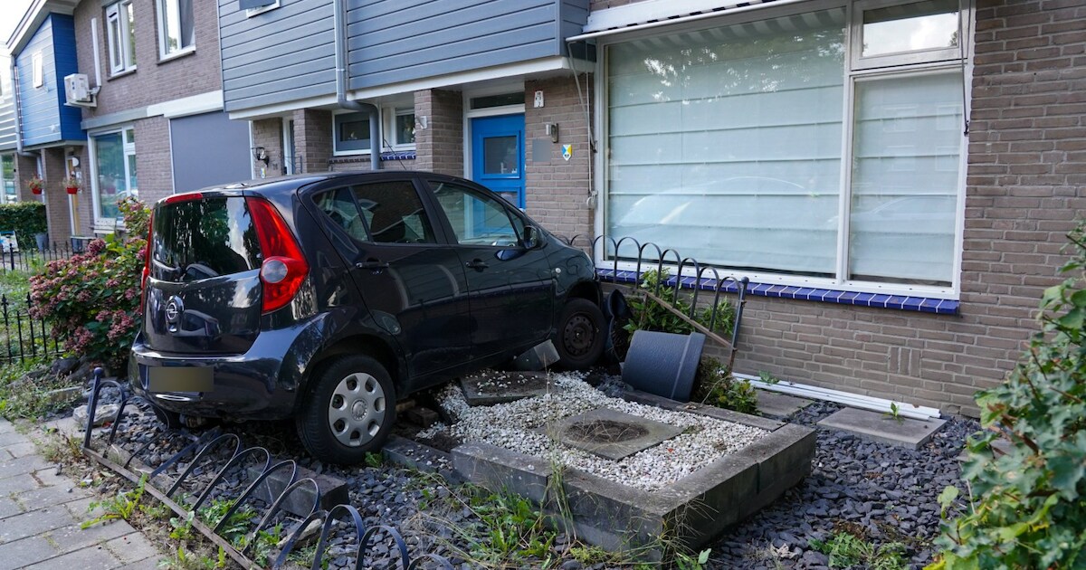 Auto rijdt door voortuin tegen woning aan in Dronten