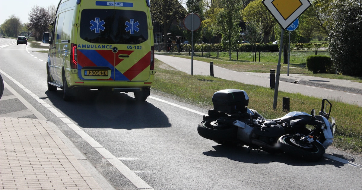Motorrijder gewond bij ongeval op kruising bij Holten, weg deels afgesloten