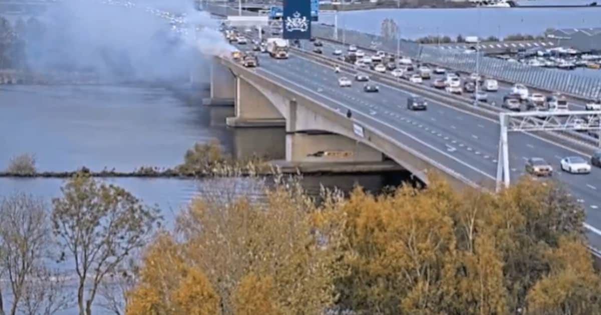 Lange files op de A10 bij Amsterdam door brandende bestelbus
