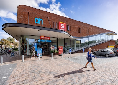 Supermarkt is net een paar maanden open als Wesley (19) naar binnen loopt met een stalen boor. Maar dan grijpen klanten in