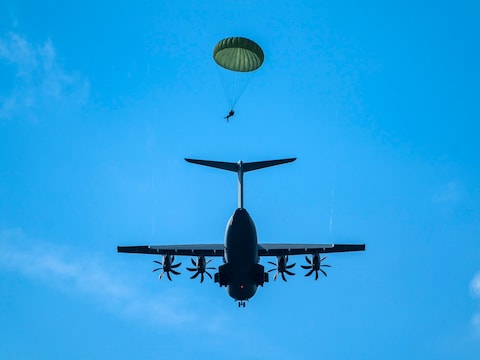 Militaire vliegtuigen komen laag over Flevoland