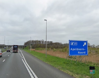 Asfalt beschadigd op A50 bij Apeldoorn-Noord, rijstrook en afrit afgesloten