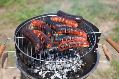 Van verschroeide speklap tot bluetooth-thermometer: mannen staan als chirurgen boven het grillrooste