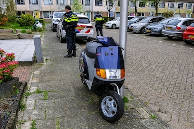 Brommerrijder zonder rijbewijs slaat op de vlucht als politie hem wil aanhouden