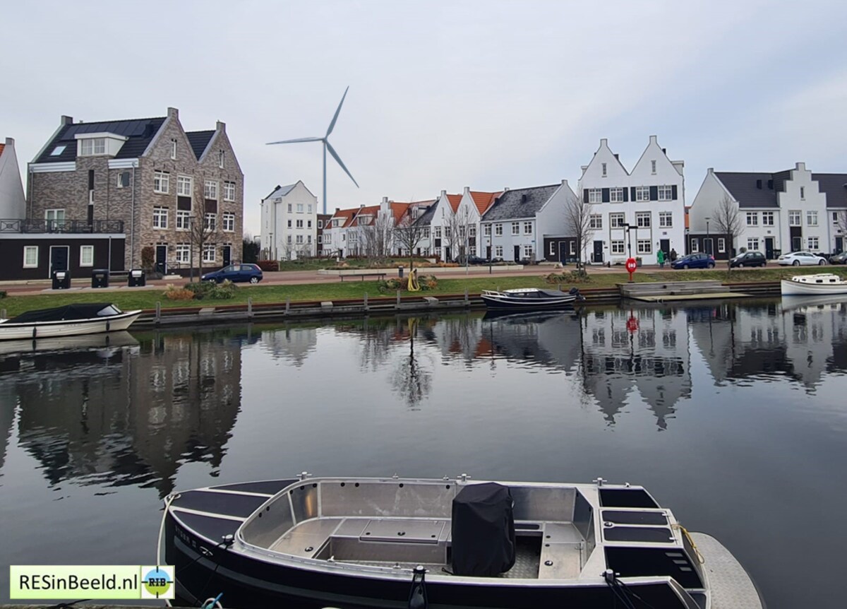 Een impressie van hoe het eruit ziet als de 146 meter hoge windmolen op het terrein van Vitens wordt geplaatst.