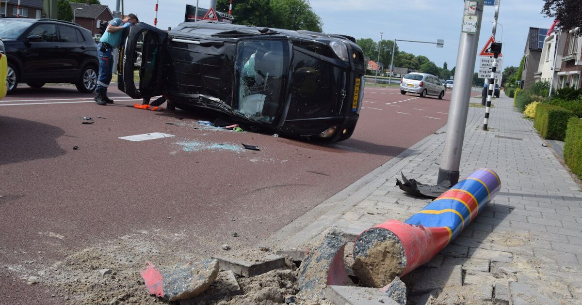 Auto ramt paal in Daarlerveen en belandt op zijn kant, bestuurster naar het ziekenhuis