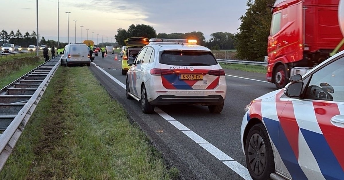 Lange file op A50 bij Vaassen door ongeluk, rijstrook dicht.