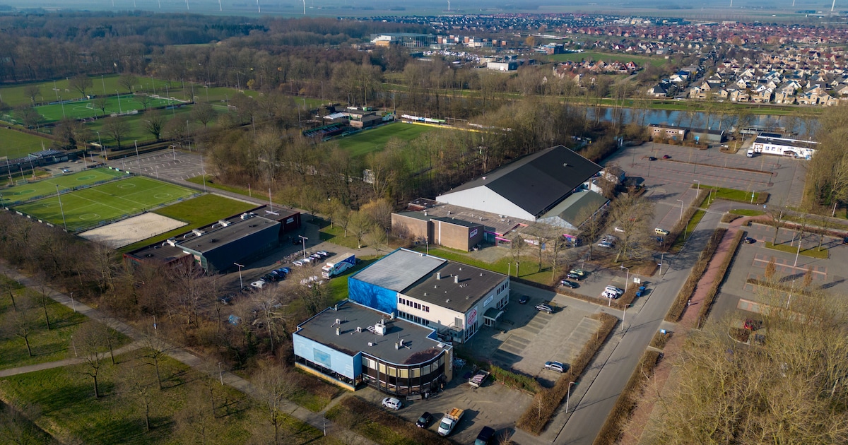 Buurman wil arbeidsmigranten weg hebben uit oude sportschool: ‘Ze struinen ’s nachts door de wijk’